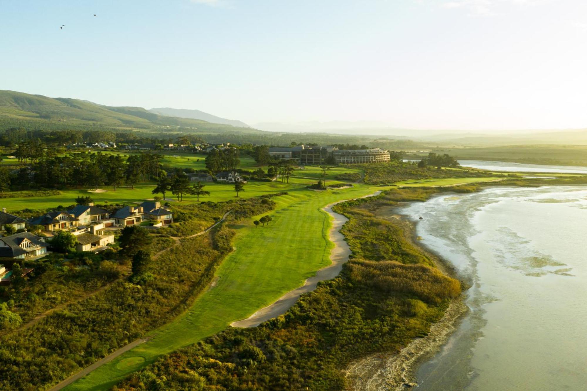 Arabella Hotel, Golf And Spa Hermanus Bagian luar foto Aerial view of the 18th hole at the Links at Spanish Bay