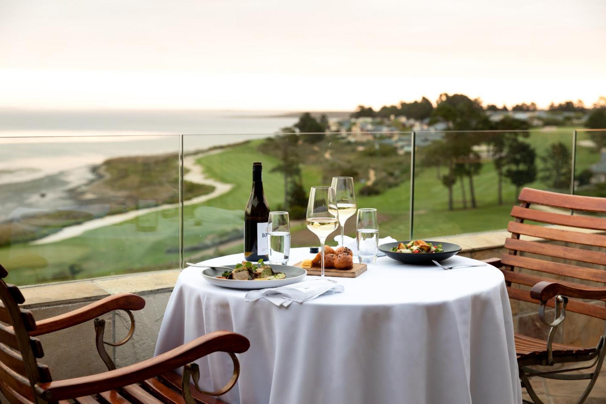 Arabella Hotel, Golf And Spa Hermanus Bagian luar foto A view of the 18th green at the Links at Spanish Bay