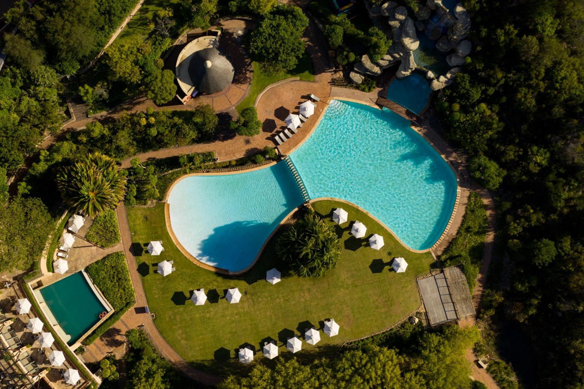 Arabella Hotel, Golf And Spa Hermanus Bagian luar foto Aerial view of the pool at the hotel